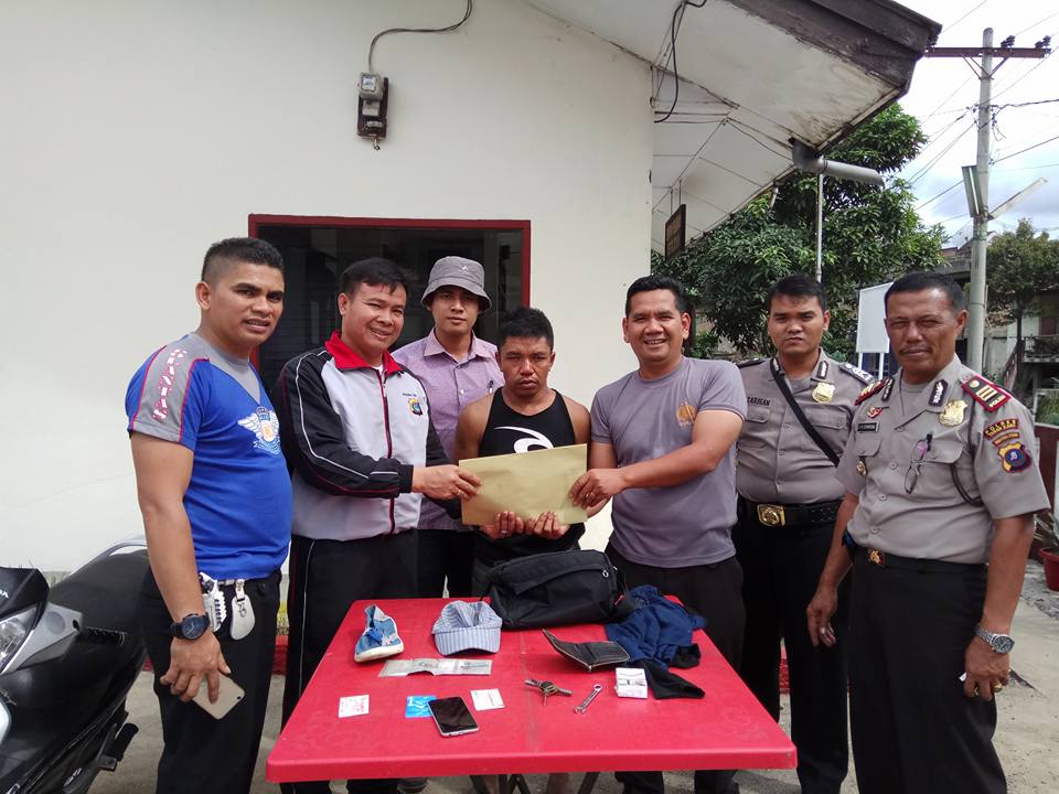 Kasat Reskrim Polres Tanah Karo AKP Jonista Tarigan, Kapolsek Tiga Binanga, AKP JH Situmorang beserta anggota saat memaparkan