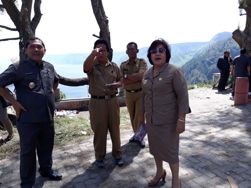 Bupati Karo Terkelin Brahmana, SH didamping wakil bupati Cory S Sebayang, Anggota DPRD Karo Thomas Joverson Ginting, Kadis Pariwisata Ir Mulia Barus, Kadis PU Paten Purba, Camat Merek Tommy S saat menijau objek wisata penatapan Sipiso-piso Tongging.