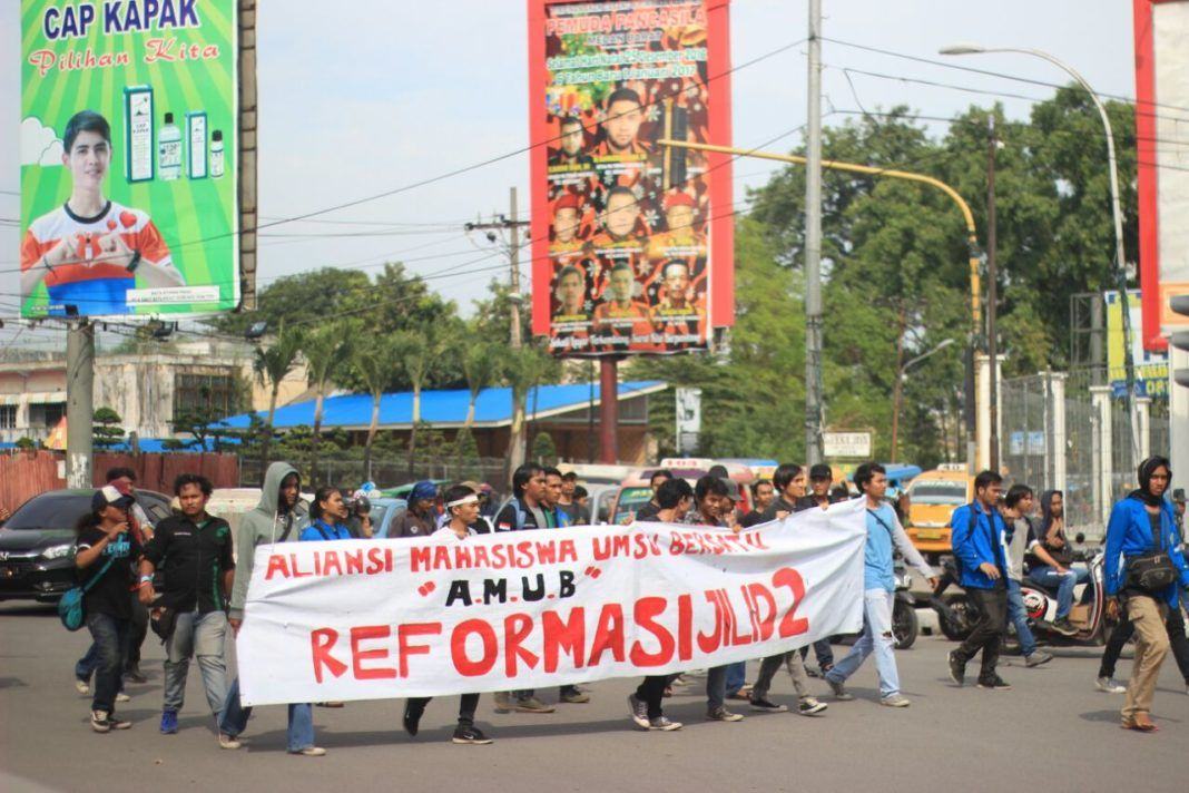 Mahasiswa UMSU unjuk rasa di bundaran SIB