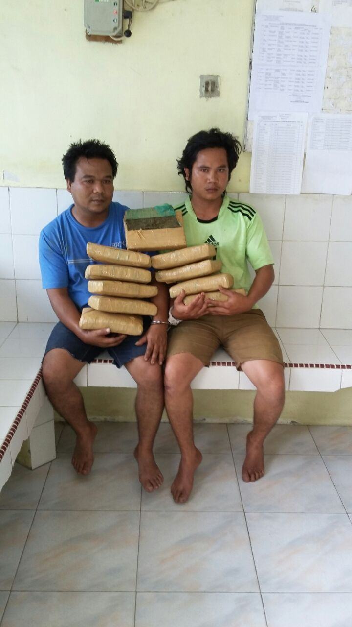 Surisno dan Sumarno bersama barang bukti 10 kg daun ganja kering setelah amankan di Polsek Kutalimbaru