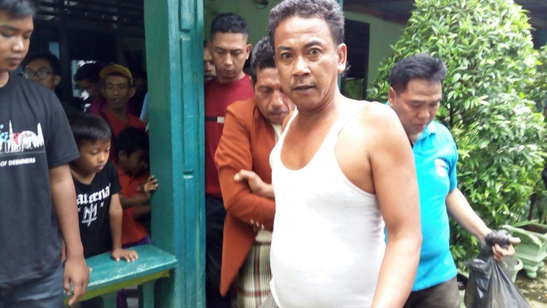 Pelaku Hasyim (jas coklat) saat digiring warga keluar dari Mesjid