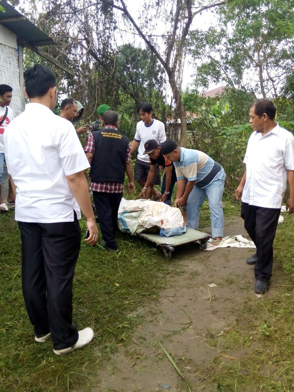 Unit Reskrim Polsek Medan Barat dan Tim Identifikasi Polrestabes Medan Saat Hendak Mengevakuasi Jenazah Fauziah Br Pasaribu Ke Rumah Sakit Bhayangkara