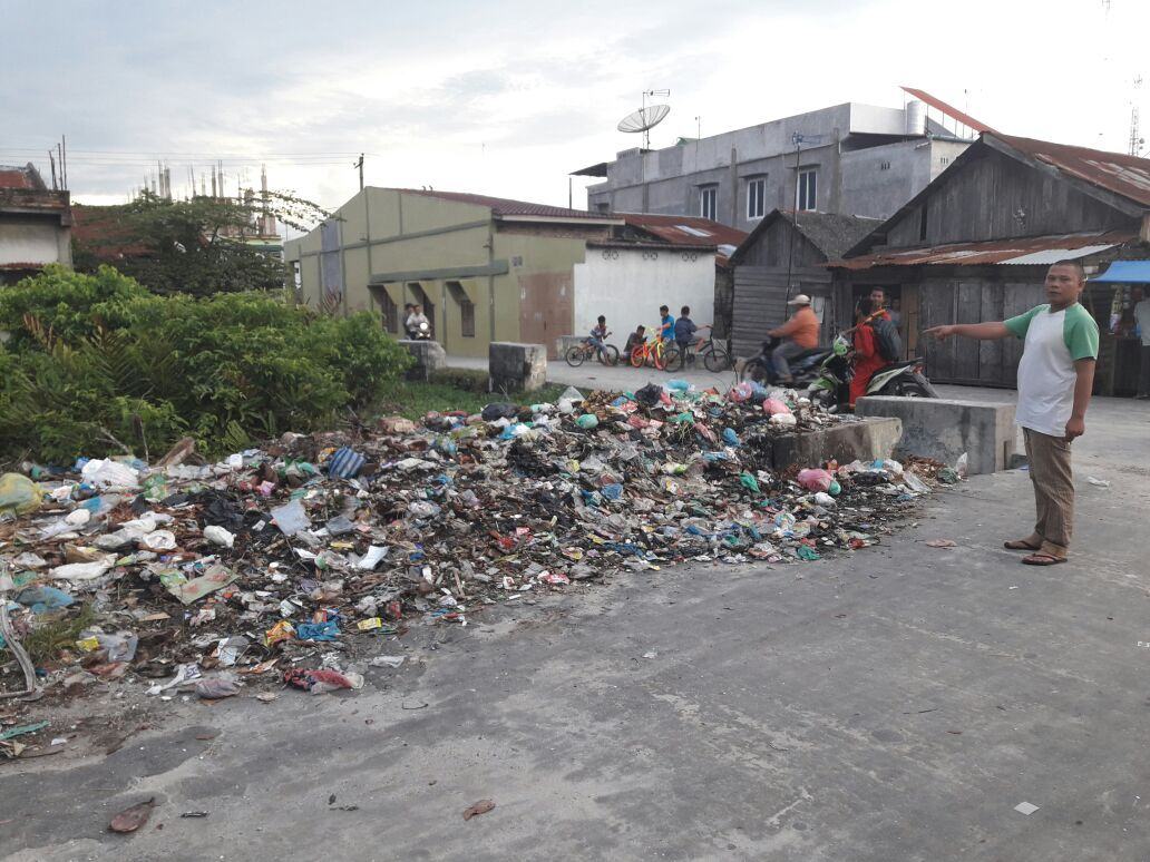 Tumpukan sampah di pinggir jalan Jati Pasar I Desa Bogak