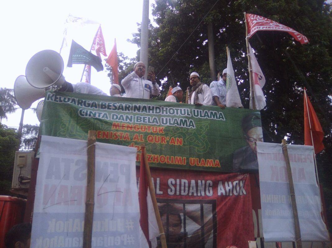 Sekjen MPP ICMI Muda Tumpal Panggabean berorasi di depan Kementrian Pertanian