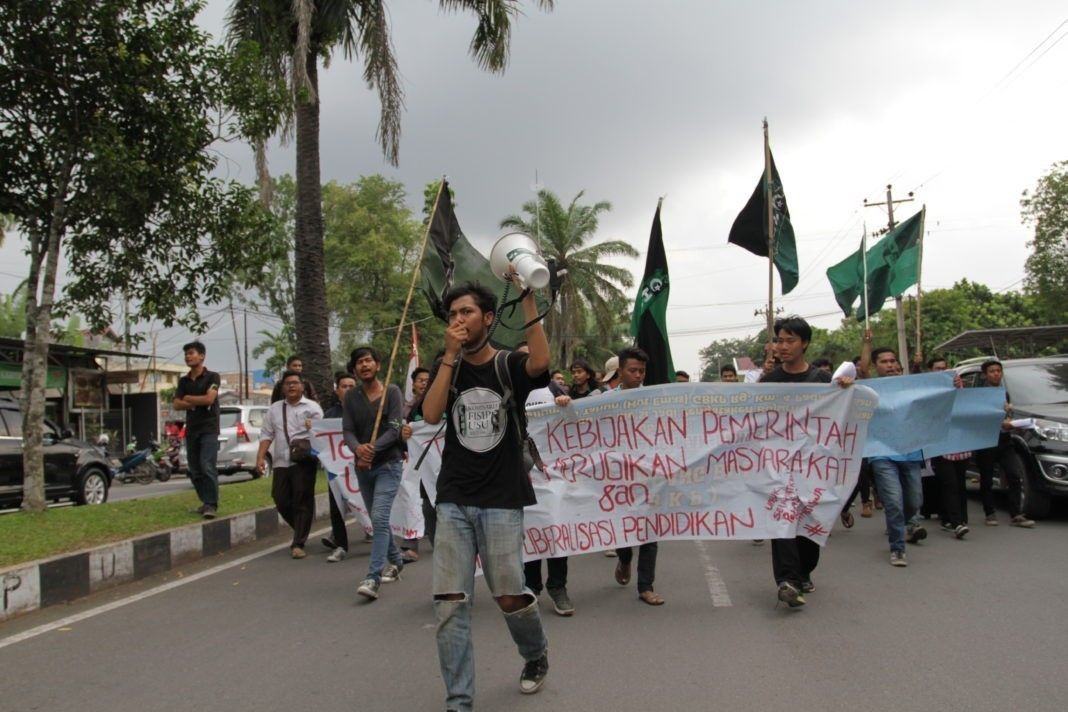 HMI sekawasan USU gelar long march saat menyampaikan aspirasi