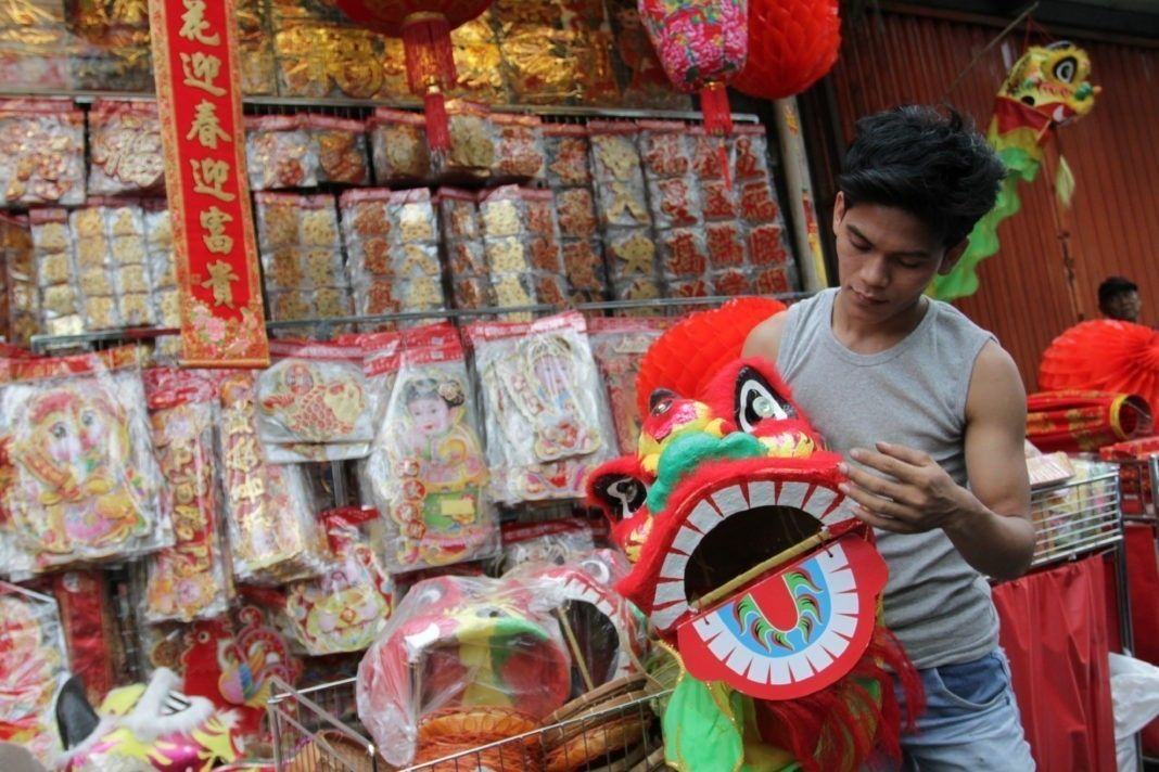 Penjual merapikan Barongsai