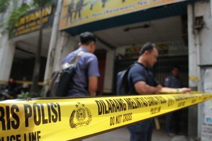 Yogoy/Polisi memasang Garis Polisi di lokasi penembakan