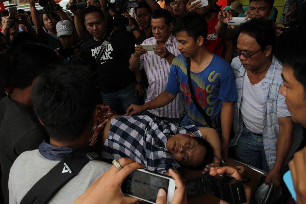 Yogoy/Salah satu tersangka penembakan Kuna, baru tiba di RS Bhayangkara setelah dilumpuhkan dengan timah panas kepolisian.