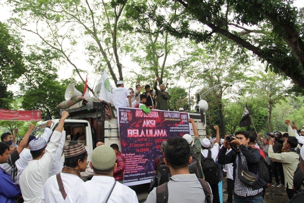 Yogoy/Massa GAPAI Sumut menggelar unjuk rasa di depan Gedung DPRD Sumut