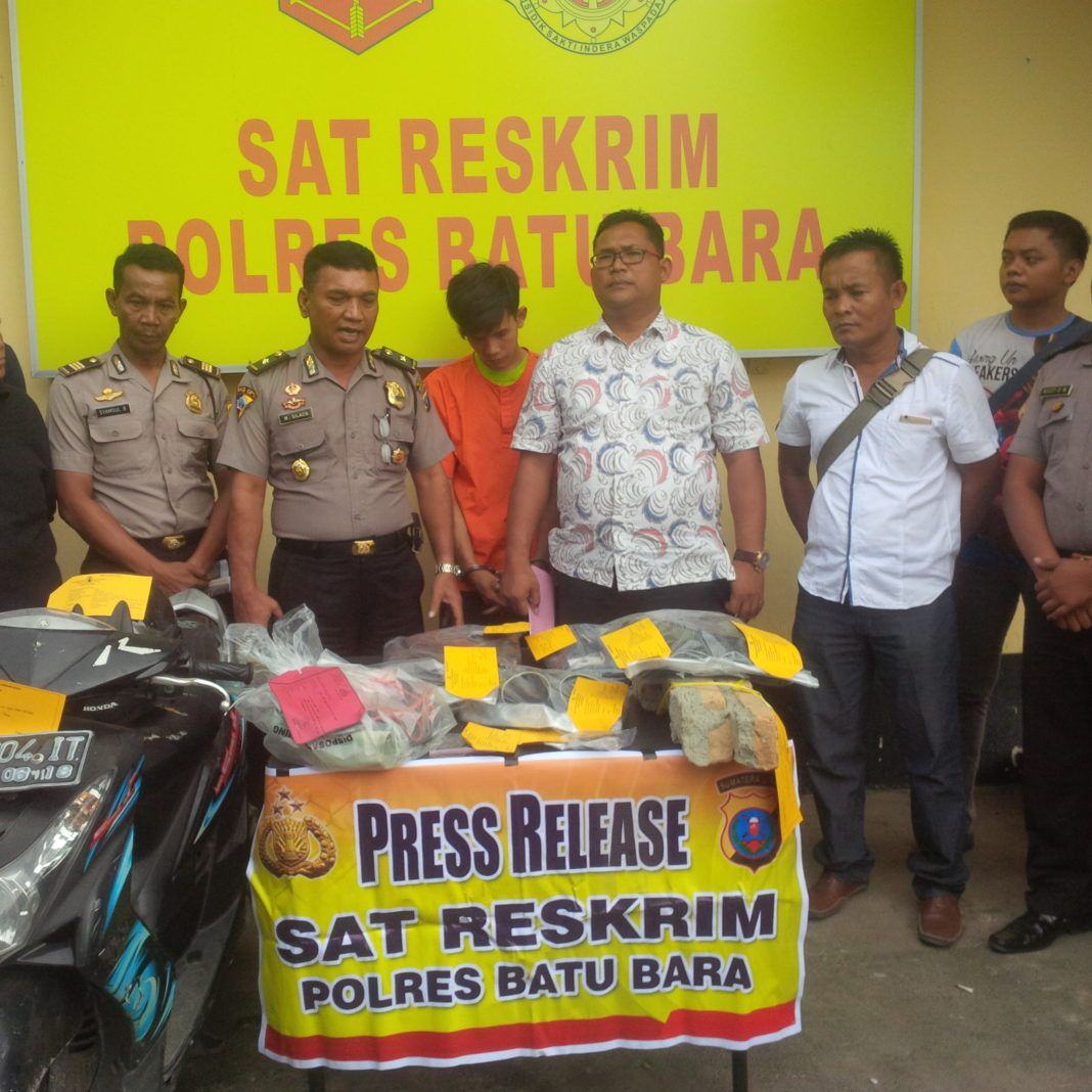 Kasat Reskrim AKP Ramadhani, SH MH memaparkan tersangka