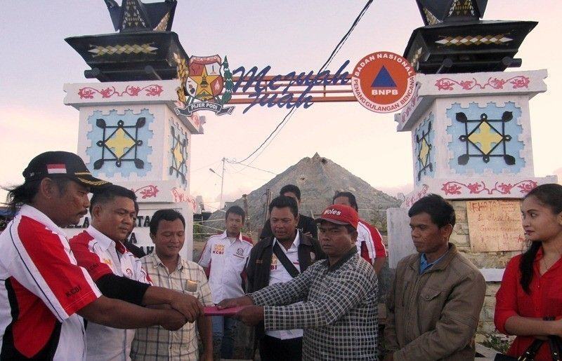 enyerahan berkas pengelolaan miniature sinabung oleh ketua KCBI Rudi Surbakti didampingi sekretaris Lamhot Situmorang serta jajarannya kepada kepala desa suka meriah Yani Ginting.