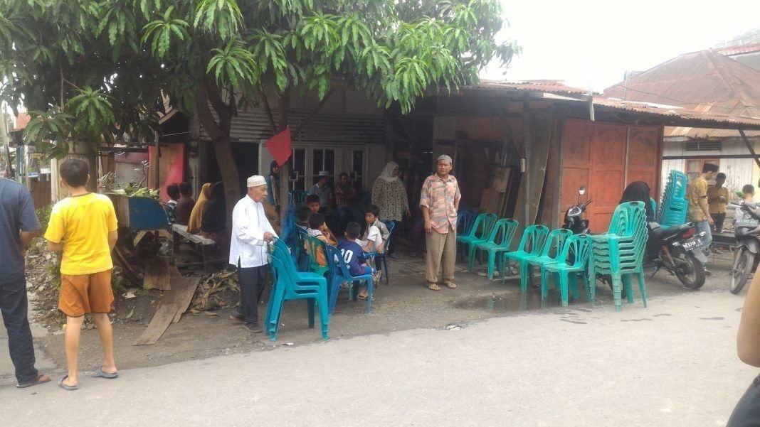 Suasana rumah duka Korban (Abdullah) saat mempersiapkan prosesi persemayaman dan penguburan jenazah korban.