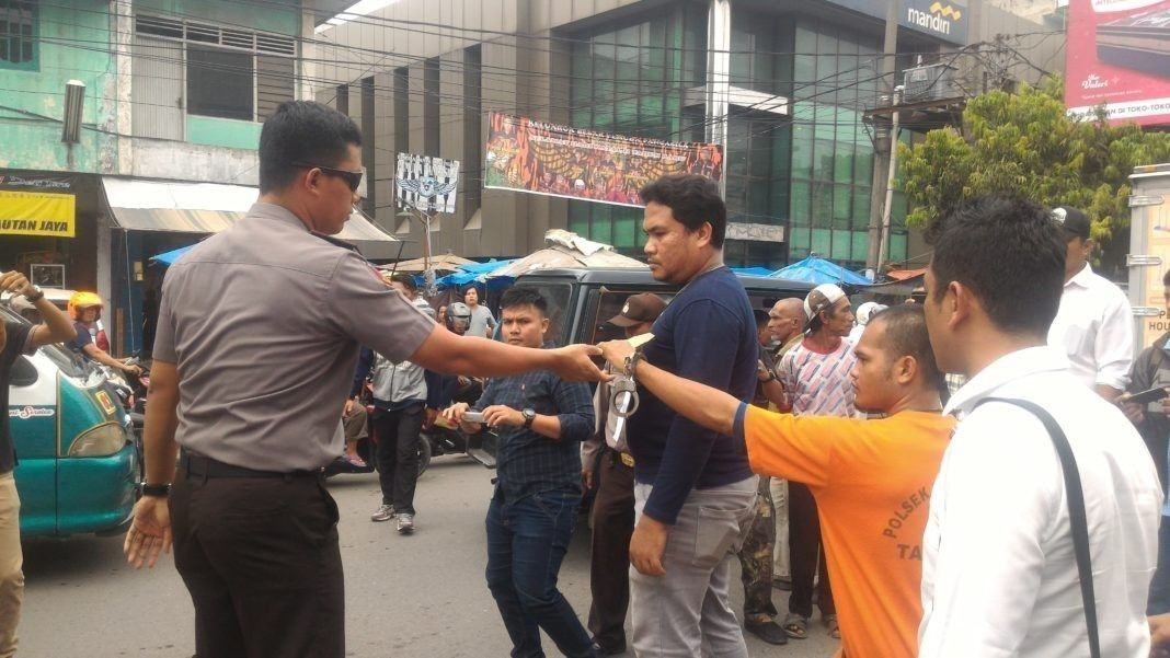 Tersangka saat memperagakan adegan menikam dada sebelah kiri korban