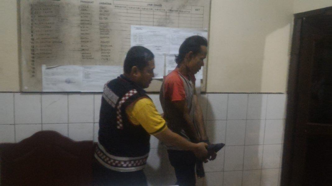 Petugas polisi saat menggiring tersangka ke dalam ruangan SPK polsek Percut Sei Tuan