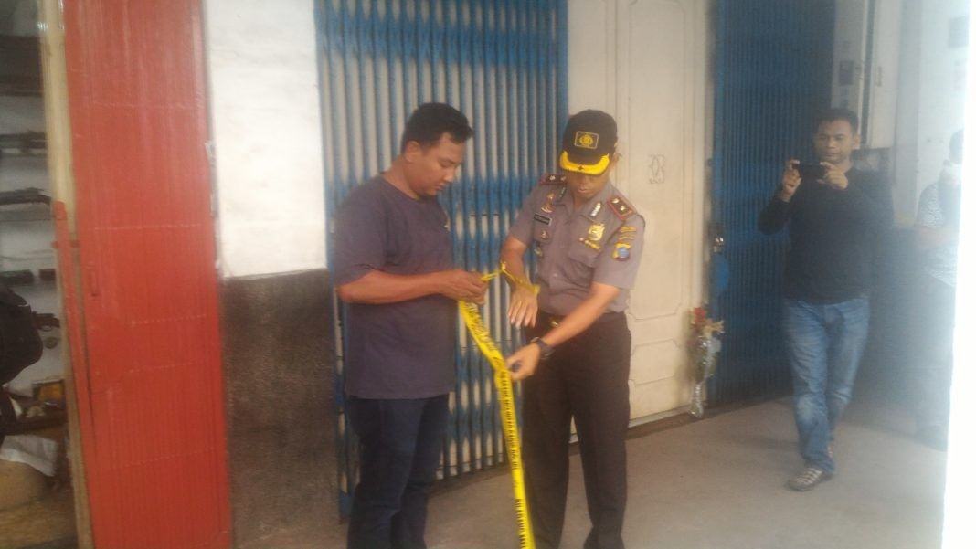 Kapolsek Medan Barat Kompol Victor Ziliwu saat membuka garis polisi