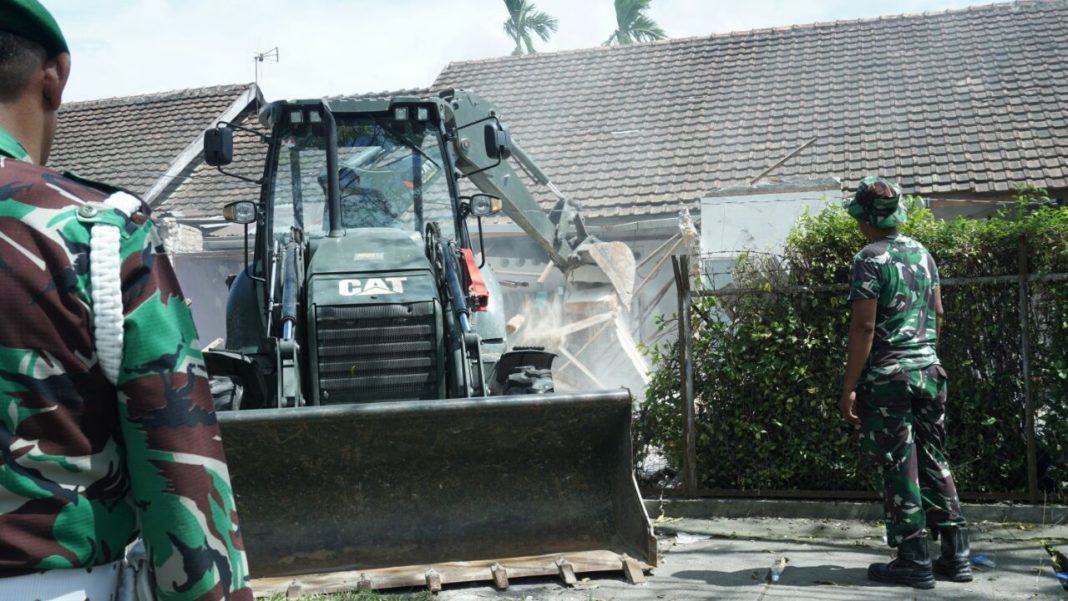 Alat Berat Kodam I/BB Membongkar Rumah Vika Ginting