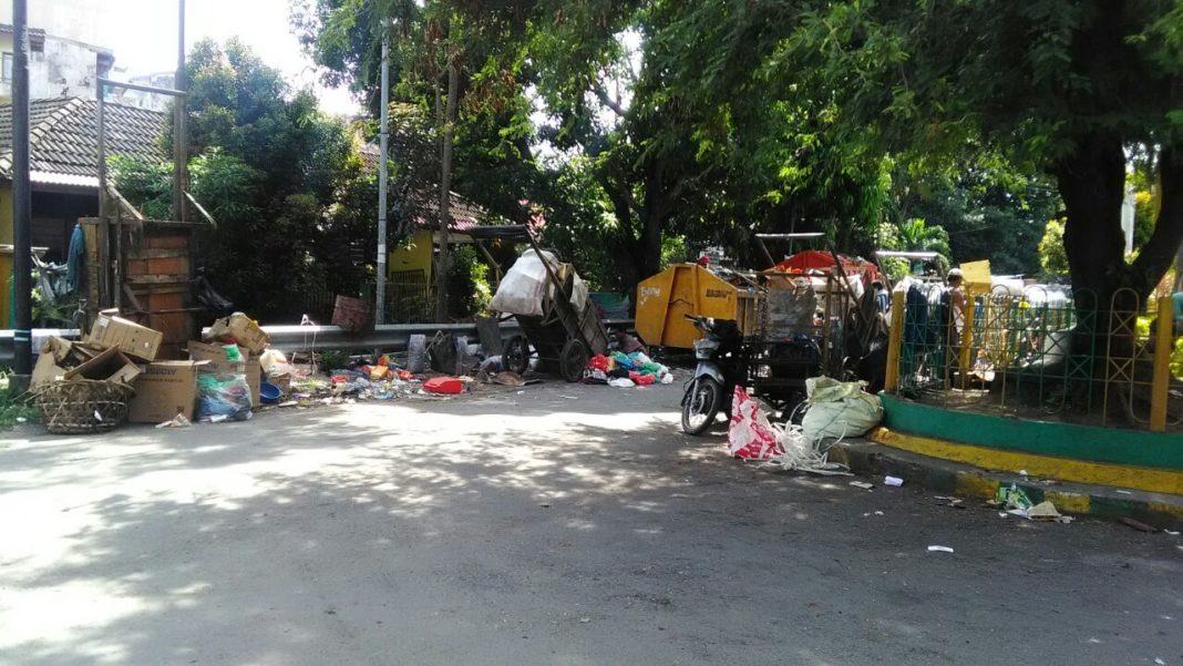 Tumpukan Sampah di Jalan Emas, Kecamatan Medan Area