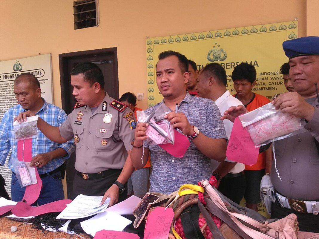 Kapolsek Medan Timur, Kompol Wilson Pasaribu,(pakaian dinas) didampingi Kanit Reskrim Iptu Ainul Yaqin saat memaparkan para tersangka berikut sejumlah barang bukti di Mapolsekta Medan Timur