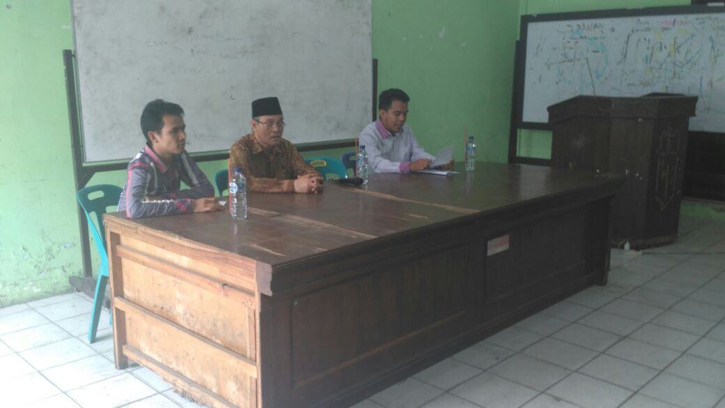 Prof.Dr.H. Haidar Putra Daulay memberi materi diskusi