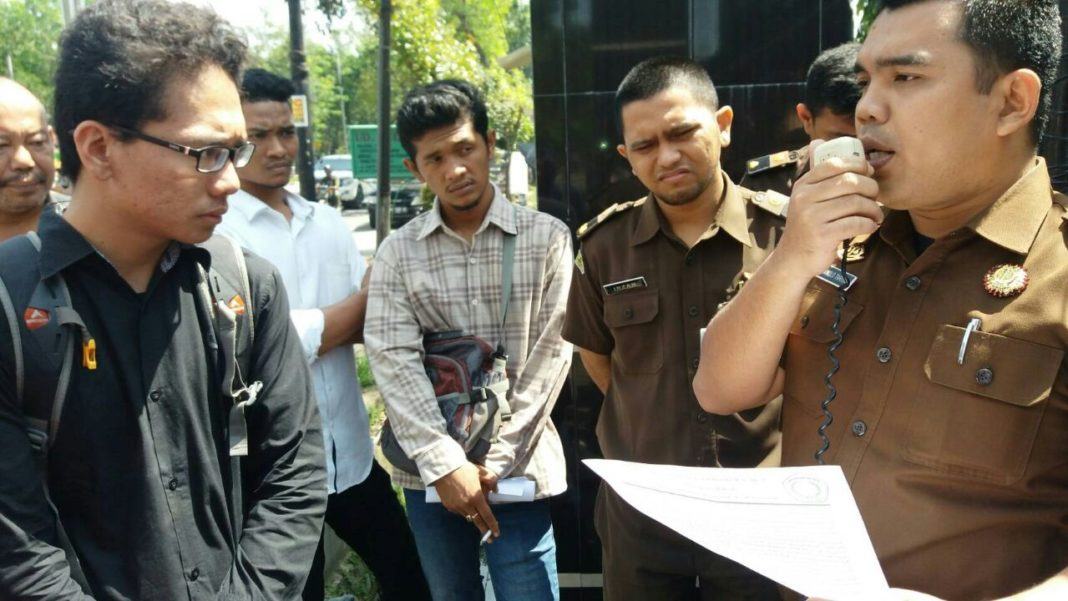 Staf Humas Kejatisu Menanggapi Unjuk Rasa