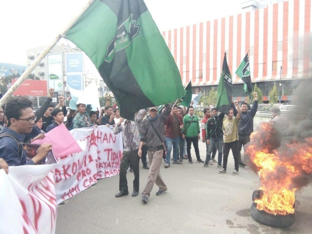 HMI Cabang Medan unjuk rasa di Bundaran SIB