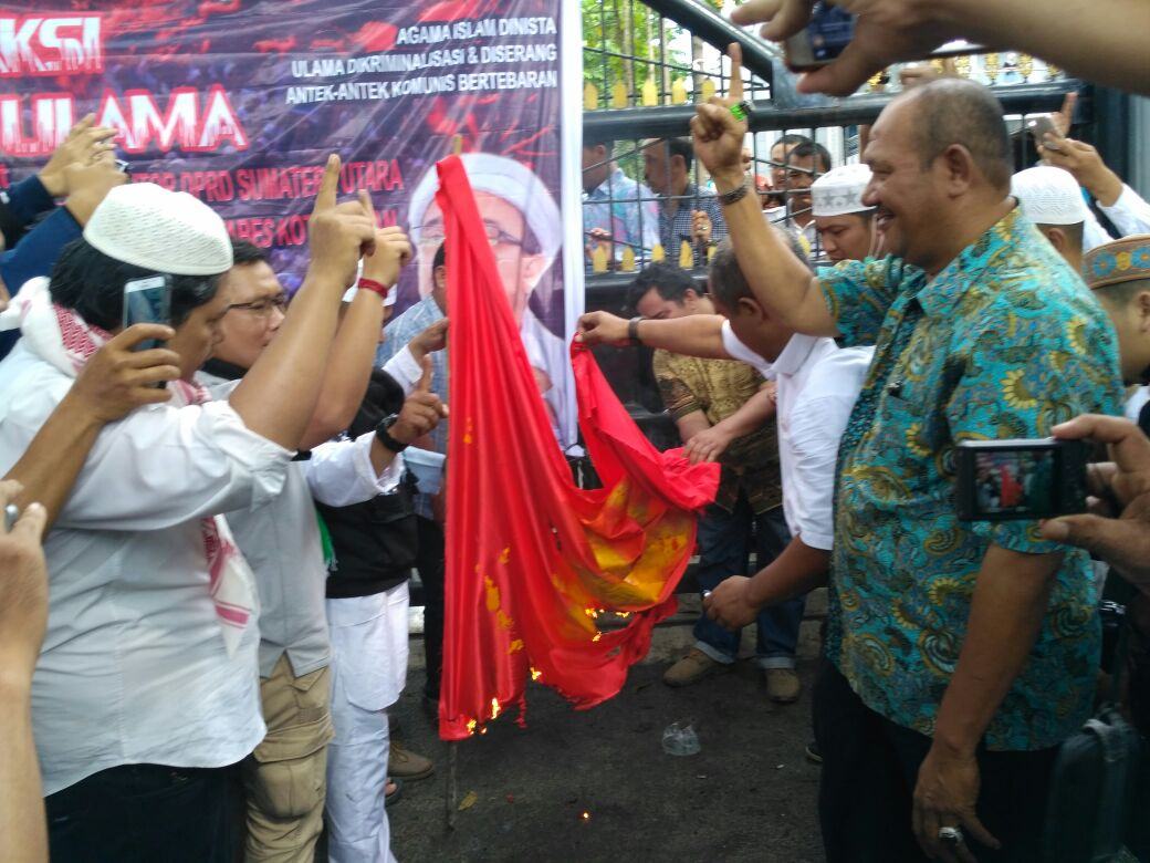 Syah Afandin (batik hijau) ikut membakar bendera bersimbol palu arit