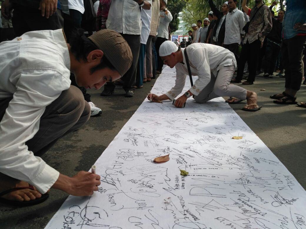 Ade/Penandatanganan Petisi 'Mohon Dukungan Tanda Tangan Sebagai Bukti Kalau Kita Umat Islam Sumut Merasa Tersakiti oleh Ucapan Ahok yang Melecehkan Surat Al-Maidah Ayat 51'
