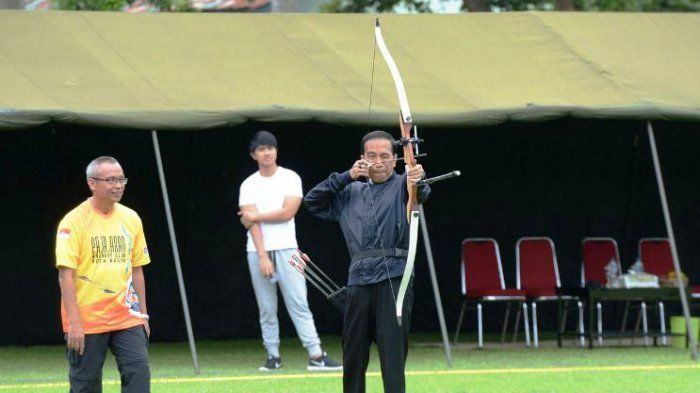 Setpres/Jokowi saat persiapan mengikuti kejuaraan panahan