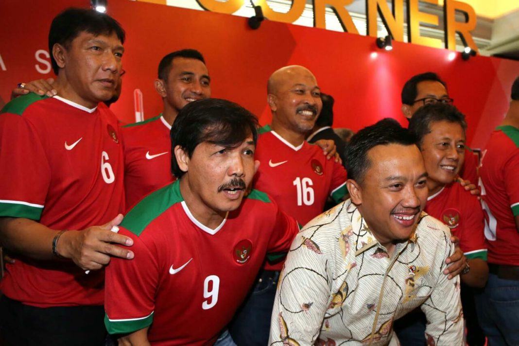 Menpora Imam Nahrawi bersama sejumlah mantan Kapten Timnas di sela Kongres PSSI