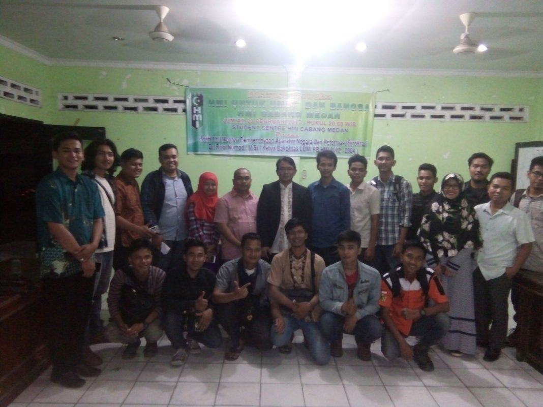 Peserta diskusi foto bersama Staff Ahli Wakil Presiden RI