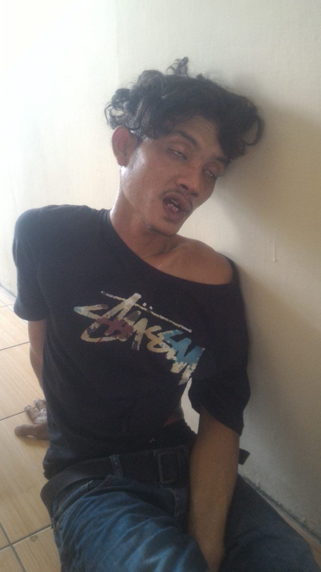 Ahmad Fauzi (Pelaku) saat di ruangan SPK Polsek Percut Sei Tuan setelah di boyong warga
