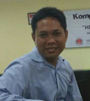 Banyak orangtua kewalahan menghadapi permintaan buruk ataupun permintaan mengada-ada dari anaknya. Permintaan buruk atau mengada-ada yang dimaksud di sini adalah permintaan atau sesuatu yang dituntut oleh Anak untuk dipenuhi oleh orangtuanya, namun permintaan atau tuntutan itu dalam penilaian orangtua sama sekali tidak bermanfaat, pemborosan, atau belum saatnya dipenuhi. Bisa juga karena apa yang diminta atau dituntut oleh anak itu dinilai tidak tepat atau tidak benar. Maupun dirasa tidak sepatutnya dari aspek-aspek tertentu, seperti kondisi keuangan orangtua, atau bisa berdampak tidak baik bagi proses tumbuhkembang sang anak itu sendiri, maupun bisa mengganggu kesehatan anak. Permintaan buruk atau mengada-ada itu bisa berupa minta dibelikan barang atau mainan tertentu, yang jika dibelikan cuma menghambur-hamburkan uang saja, misalnya. Sebab boleh jadi sudah sering dibelikan seperti yang diminta itu, namun dalam waktu sekejap ternyata rusak tidak digunakan lagi. Atau minta dibelikan makanan atau minuman, yang dipandang oleh orangtua tidak baik dan bisa mengganggu kesehatan anak. Atau permintaan lainnya yang mana orangtua belum sanggup memenuhinya saat itu, dan lain-lain. Ketika anak meminta dibelikan sesuatu dan tak dituruti orangtua, misalnya, tak sedikit anak yang menangis. Jika dengan menangis ternyata apa yang dimintanya tak juga diberikan orangtua, banyak anak memutar otaknya melakukan ini-itu guna meluluhkan hati orangtuanya agar menuruti keinginannya itu. Memang, tak sedikit anak yang cenderung untuk terus mengekplorasi dan mengembangkan beragam siasat untuk menaklukan hati orangtua sehubungan permintaannya itu. Jika saat meminta sesuatu itu ternyata orangtuanya tak menuruti, maka pada banyak kasus, anak pun bersiasat. Bisa dengan menampakkan raut wajah sedihnya, ataupun menangis pada kesempatan itu maupun di waktu yang lain. Atau mungkin juga dengan berteriak-teriak di depan banyak orang agar orangtua menjadi malu dan akhirnya menuruti keinginan. Ada juga yang uring-uringan sambil memukul-mukul orangtuanya sambil 