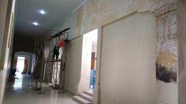 Habis Renovasi 4,9 Miliar Gedung PN Siantar Renovasi Lagi.ditanggung jawabi oleh Mediana Tarigan selaku sekretaris PN Siantar.