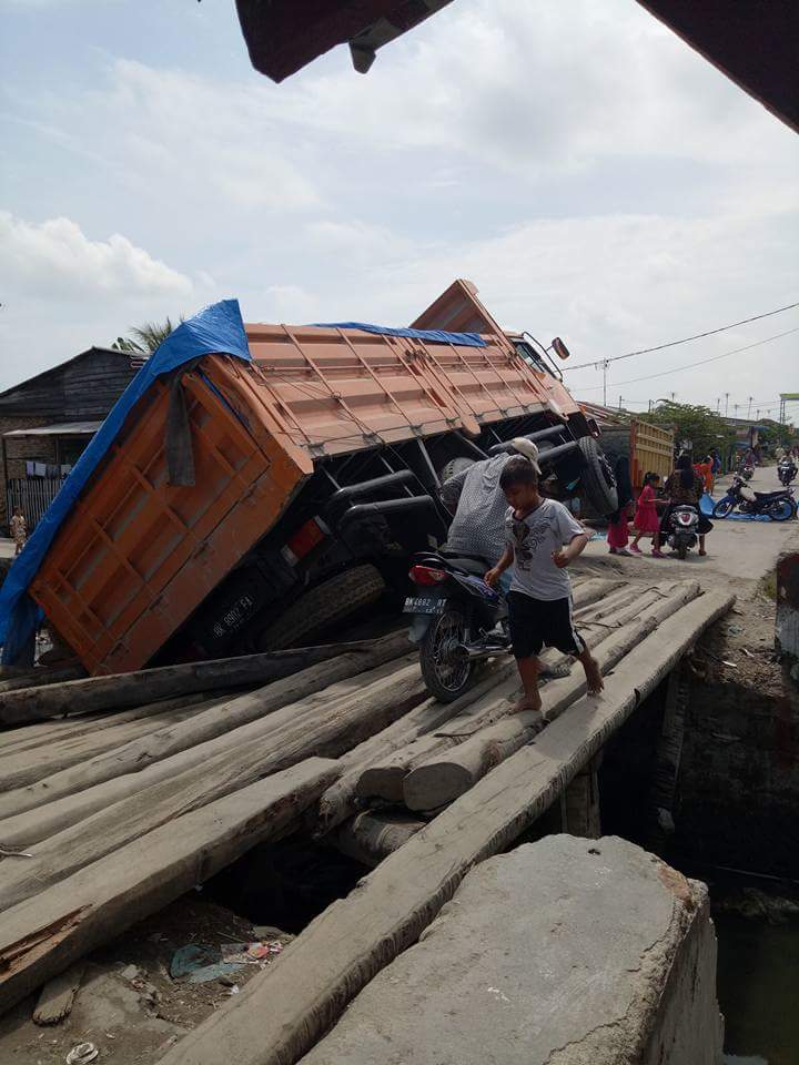 Truk yang Ambruk Akibat Jembatan Rusak
