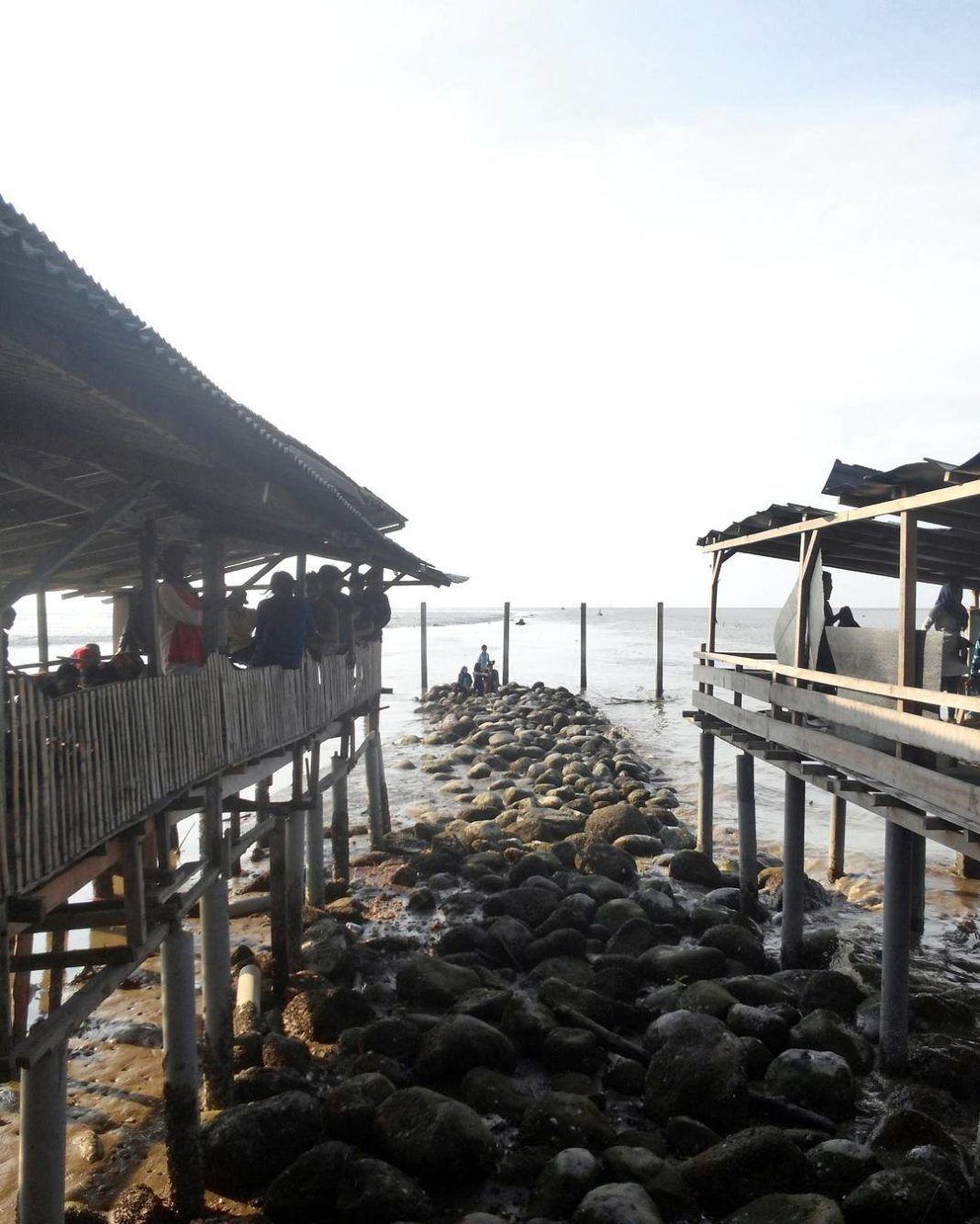 restoran terapung yang berada di desa bagan percut ujung