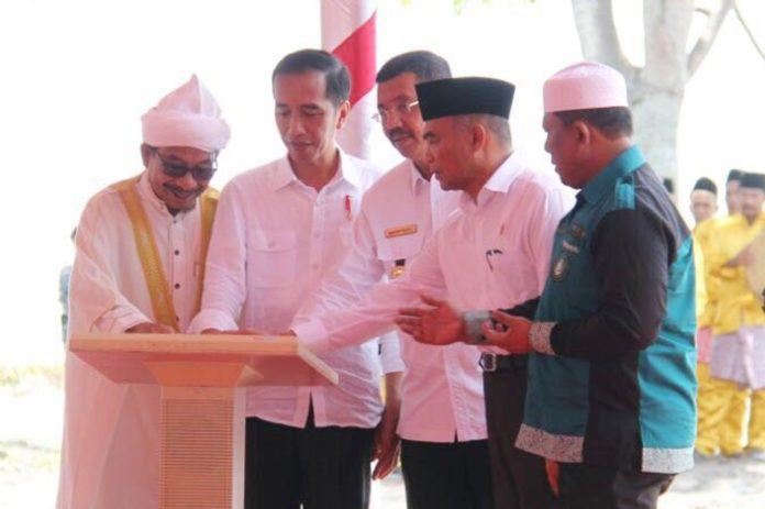Jokowi meresmikan tugu titik nol islam nusantara
