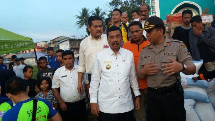 Gubernur Sumatera Utara, Tengku Erry Nuradi saat menyambangi lokasi banjir bandang di Kota Padang Sidempuan. Gubsu Mengunjungi Korban Banjir Bandang Sidempuan