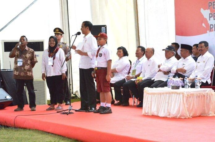 Presiden Memberikan KIP di Barus