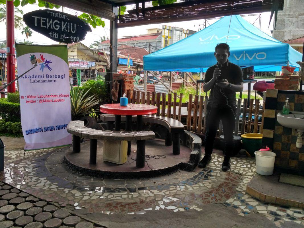 kegiatan blogging dengan menggunakan medium video di atas penggunaan teks atau audio