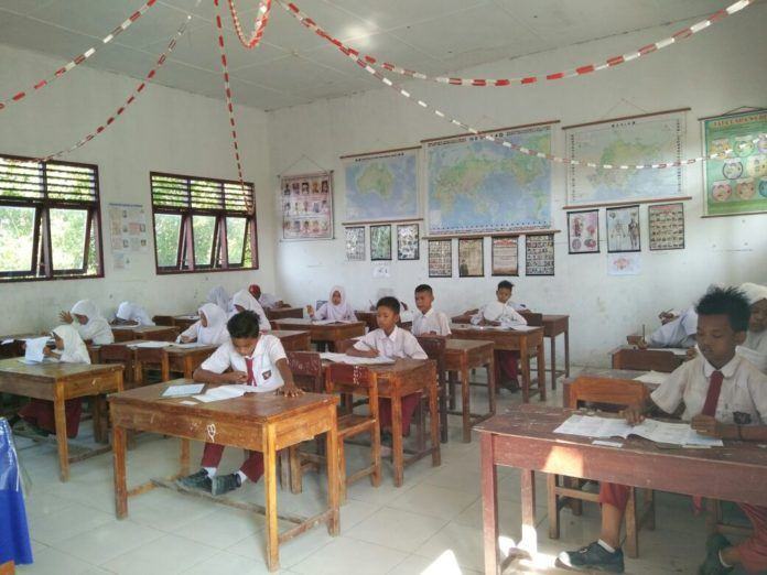 Para siswa SD Negeri 015889 Desa Bogak Kecamatan Tanjung Tiram Kabupaten Batu Bara mengikuti Try Out secara tertib dan di awasi oleh pengawas ujian.