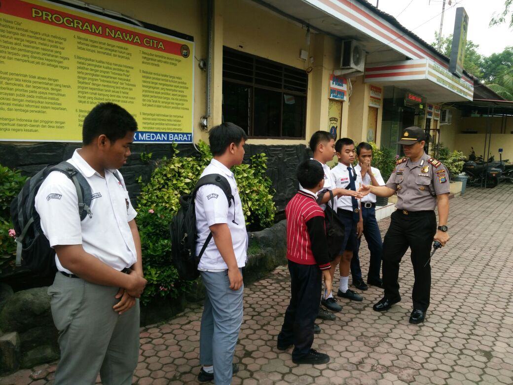 Pelajar Bolos, Warnet
