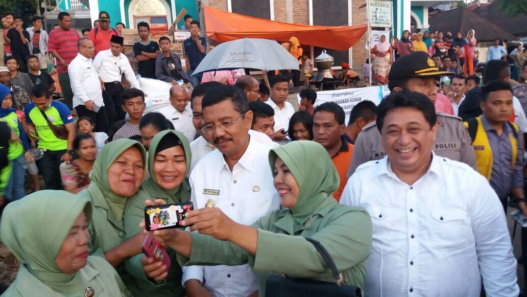 Sambangi Lokasi Banjir Bandang, Gubsu Selfie Bareng Warga Gubsu T Erry Nuradi datang Ke lokasi banjir bandang sidempuan
