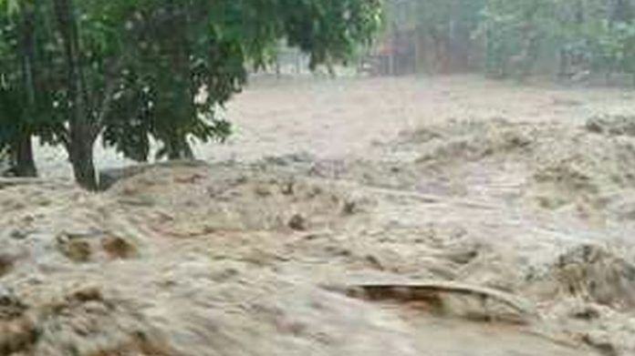 air Sungai Batang Ayumi seketika meluap di sidempuan