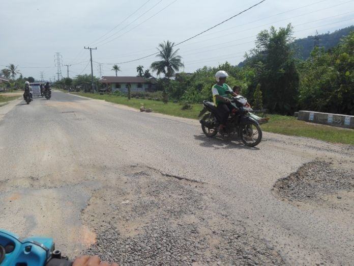 Jalan Rusak Menuju Pasar Pandan