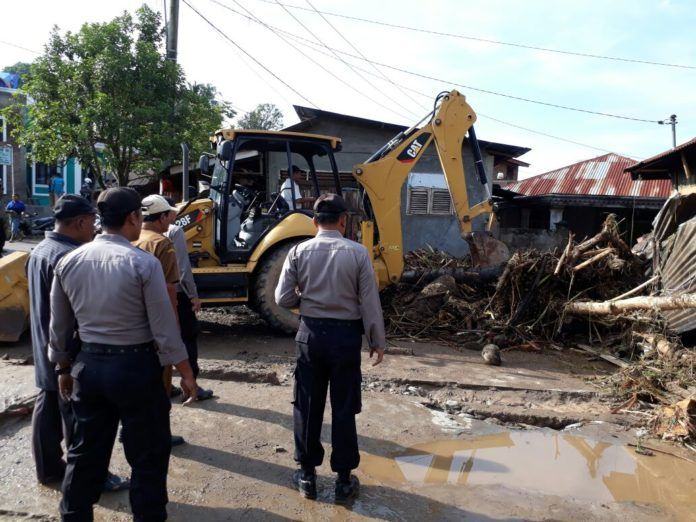 Warga mebersihkan Bekas Bencana Alam