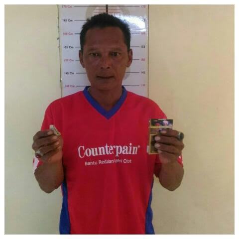 Eriyanto pelaku penyalah gunaan norkoba jenis Sabu saat diboyong di mapolsek Lima Puluh.