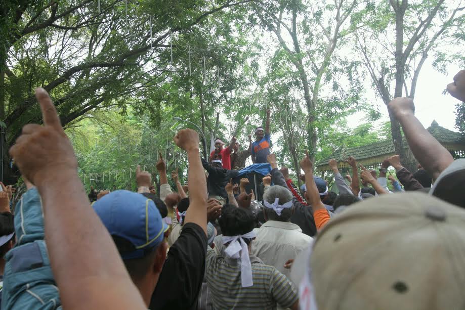 Ribuan penarik betor berunjuk rasa di depan gedung DPRD Sumut, Senin (20/03/2017). Mereka menuntut pemerintah menutup angkutan umum berbasis online