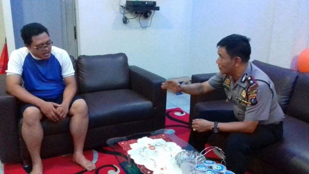 Kapolsek Medan Area Kompol M Arifin, saat mengintrogasi Andika selaku Oknum Bendahara di Kantor Camat Medan Area.