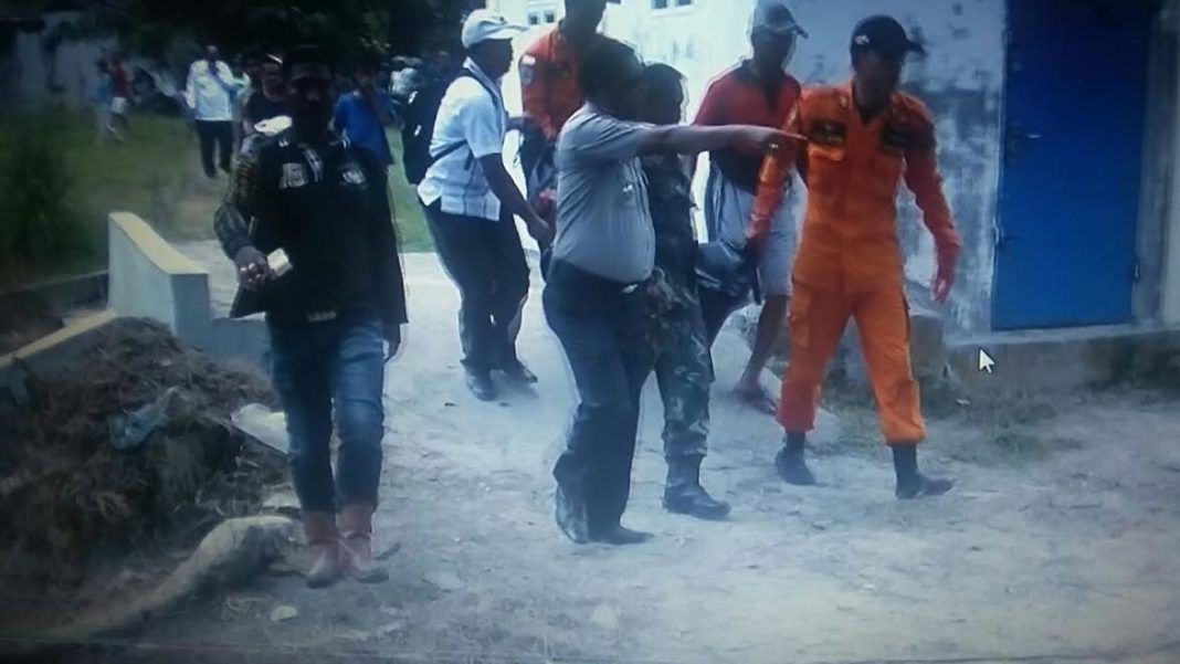 Proses evakuasi korban hanyut