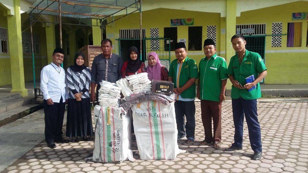 Laporan: Wahyu Panjaitan MUDANews.com, Tanjung Balai (Sumut) - Menyambut bulan suci Ramadhan 1438 H, GP Ansor Kota Tanjung Balai memberikan bantuan berupa seperangkat alat sholat kepada Yayasan Perguruan Dasar Al-Falah Kota Tanjung Balai, Kamis (13/4). Bantuan yang langsung diserahkan oleh Ketua GP Ansor Kota Tanjung Balai Salman Alhariz Saragih tersebut diterima oleh salah seorang pengurus yayasan, Zulkifli Khairat di halaman gedung Yayasan Perguruan Dasar Al-Falah, Jalan Jenderal Sudirman, Kota Tanjung Balai. Salman Alhariz yang saat itu didampingi oleh Pengurus Wilayah GP Ansor Sumut Musliadi Nasution, dan Ketua PC IPNU Kota Tanjung Balai Tengku Aziddin mengatakan, pihaknya berharap bantuan tersebut dapat berdaya guna dan bermanfaat bagi siswa-siswi dan guru Yayasan Perguruan Dasar Al-Falah. 